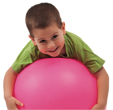 Criança brincando com bola